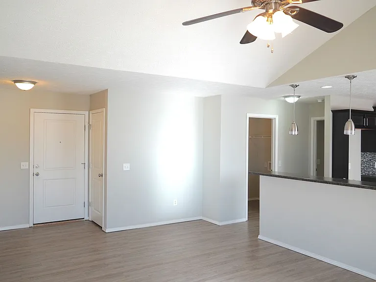 2504 W Cover Dr — Photo 4