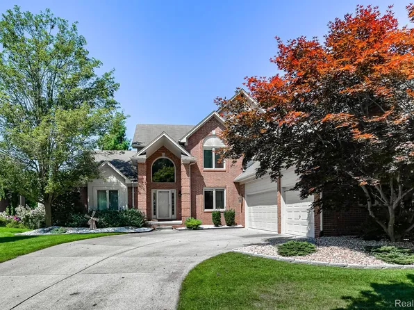 54301 Maple Creek Ct, Shelby Township, MI 48316