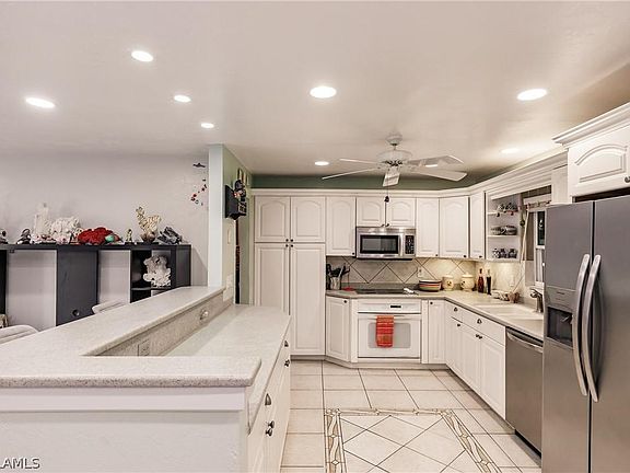 5th image of 810 SE 41st St