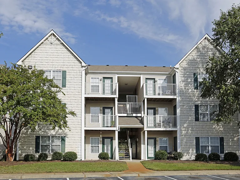 Taylor Pointe Apartments — Photo 36