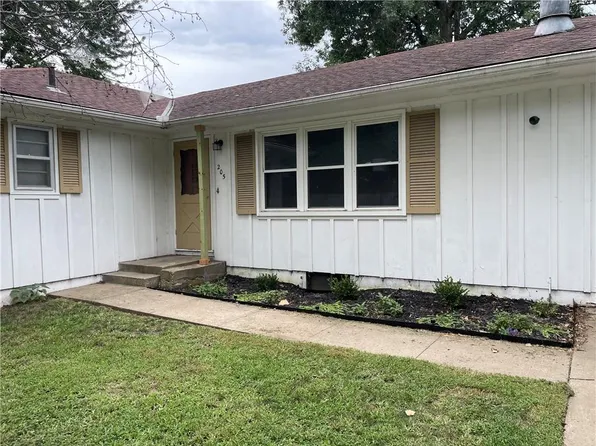 205 E Maple St, Raymore, MO 64083