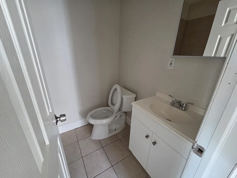 241 1/2 Hawthorne Ave — Photo 5