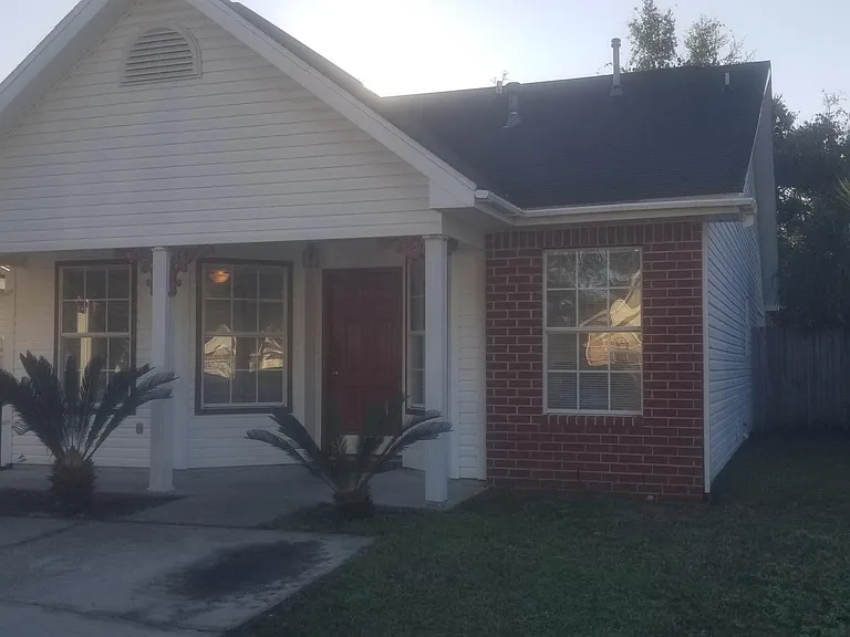 219 Wildflower Ln — Photo 2