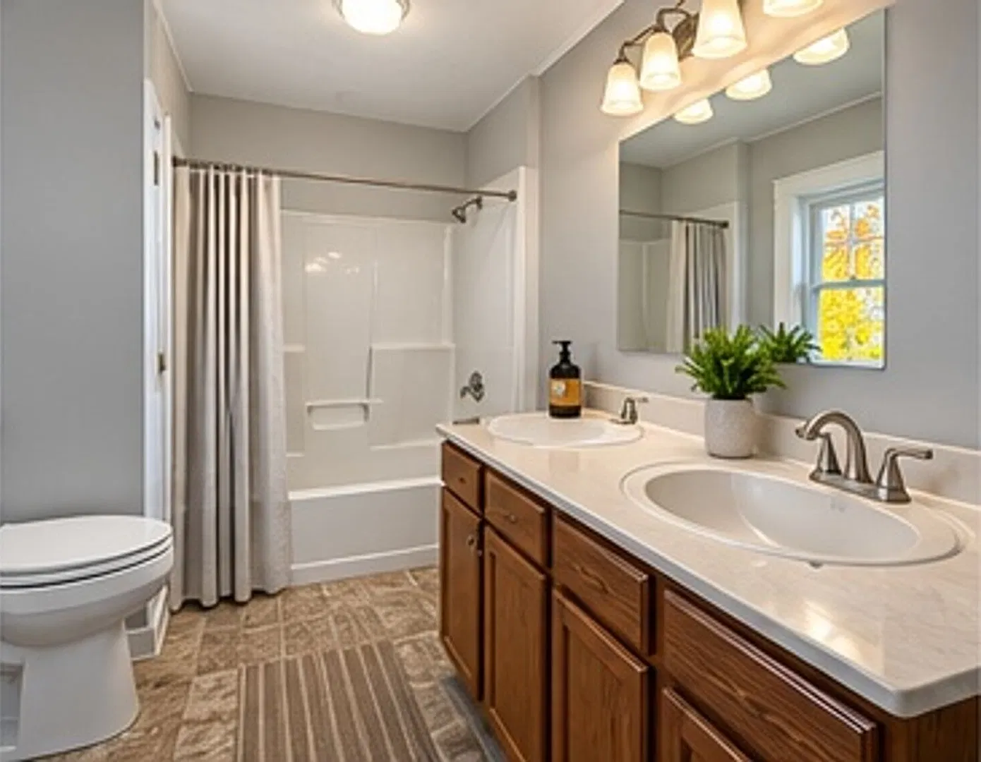 Spacious Three Bedroom, 1 1/2 Bath For Rent — Photo 4