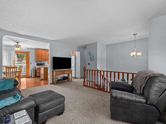 3rd image of 2401 W Dale Ct