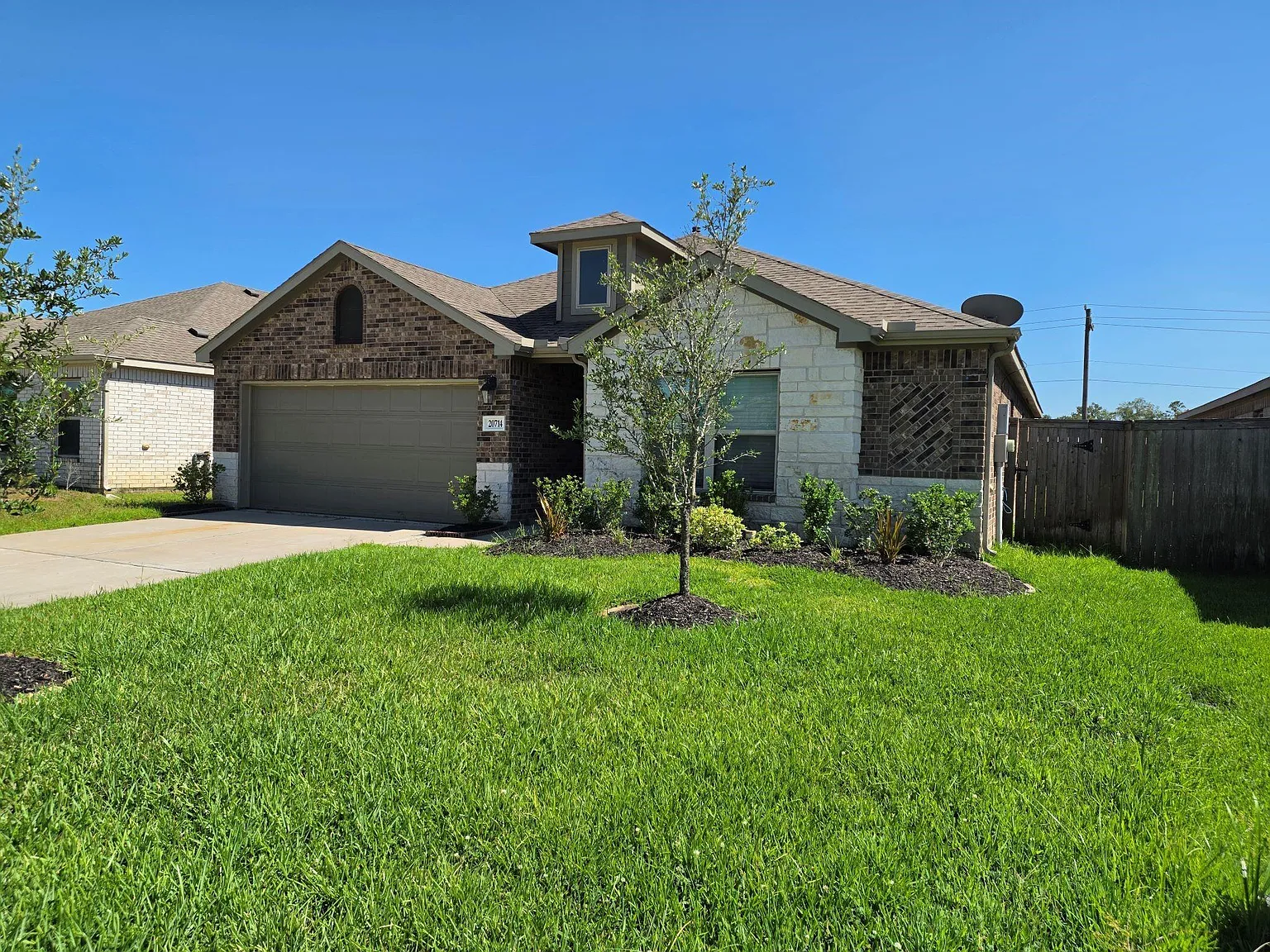 4 bed, 2.0 bath, 1720 sqft, $2,075 — Photo 2