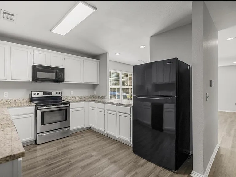 1446 W Netherland Way #3 — Photo 2