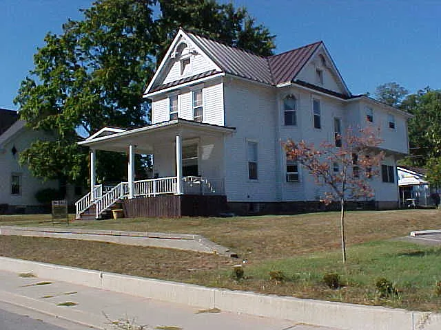 402 Grand St photo 1