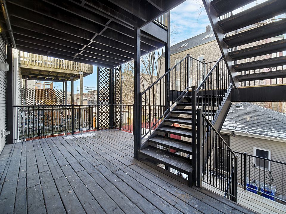 2nd floor deck to enjoy!
