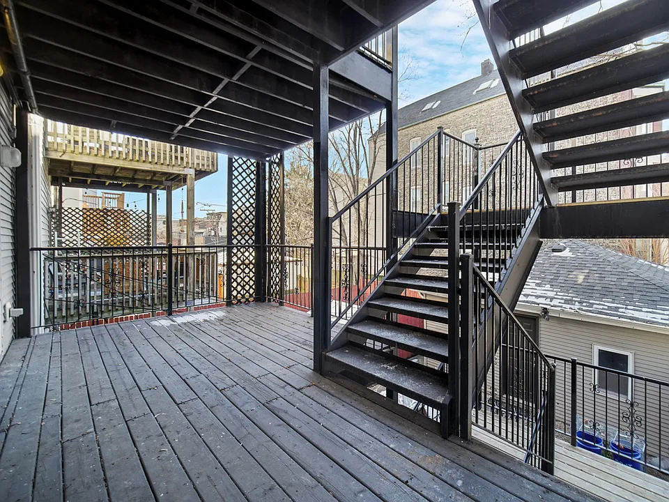 2nd floor deck to enjoy!