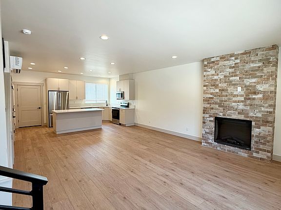 3rd image of 122 N Locust St #2