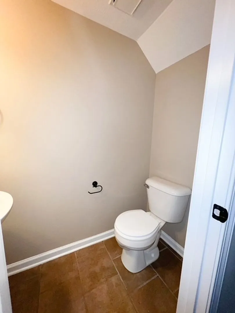 2 Bedroom 1.5 Bathroom Townhome — Photo 4
