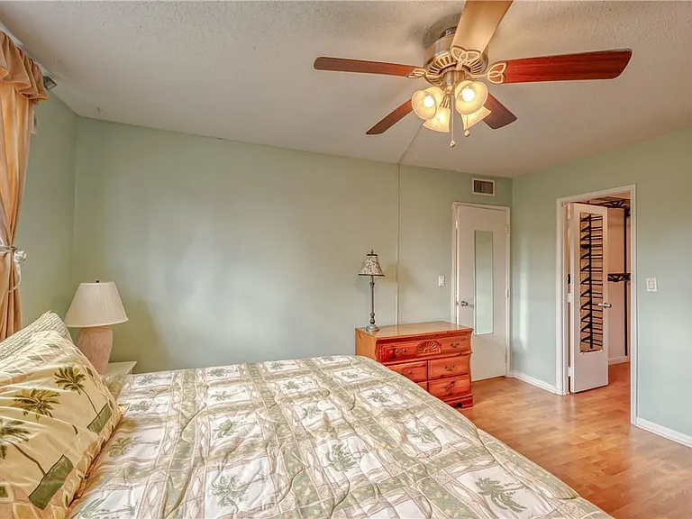 2400 NE 10th St #204 — Photo 15