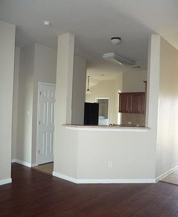 4th image of 102 Aguilar Dr