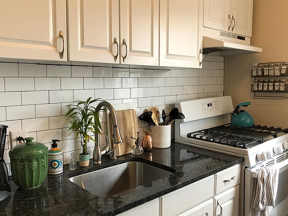 Brand new stove, granite countertops