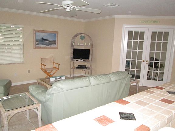 Living area (has been updated since picture)