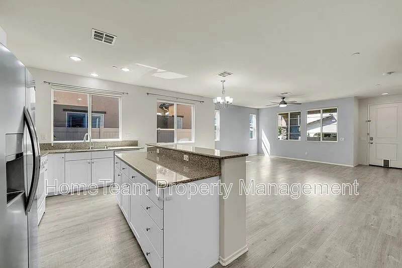 3 bed, 2.5 bath, 1587 sqft, $4,100 — Photo 3