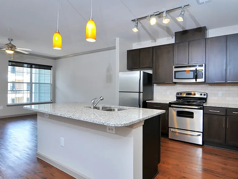 AMLI North Point — Photo 38