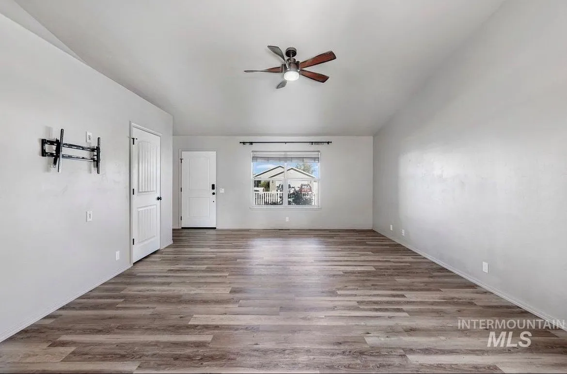 Unit Photo - 1022 S Date St