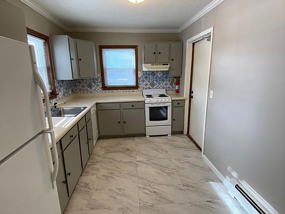 4th image of 385 Ashland Ave