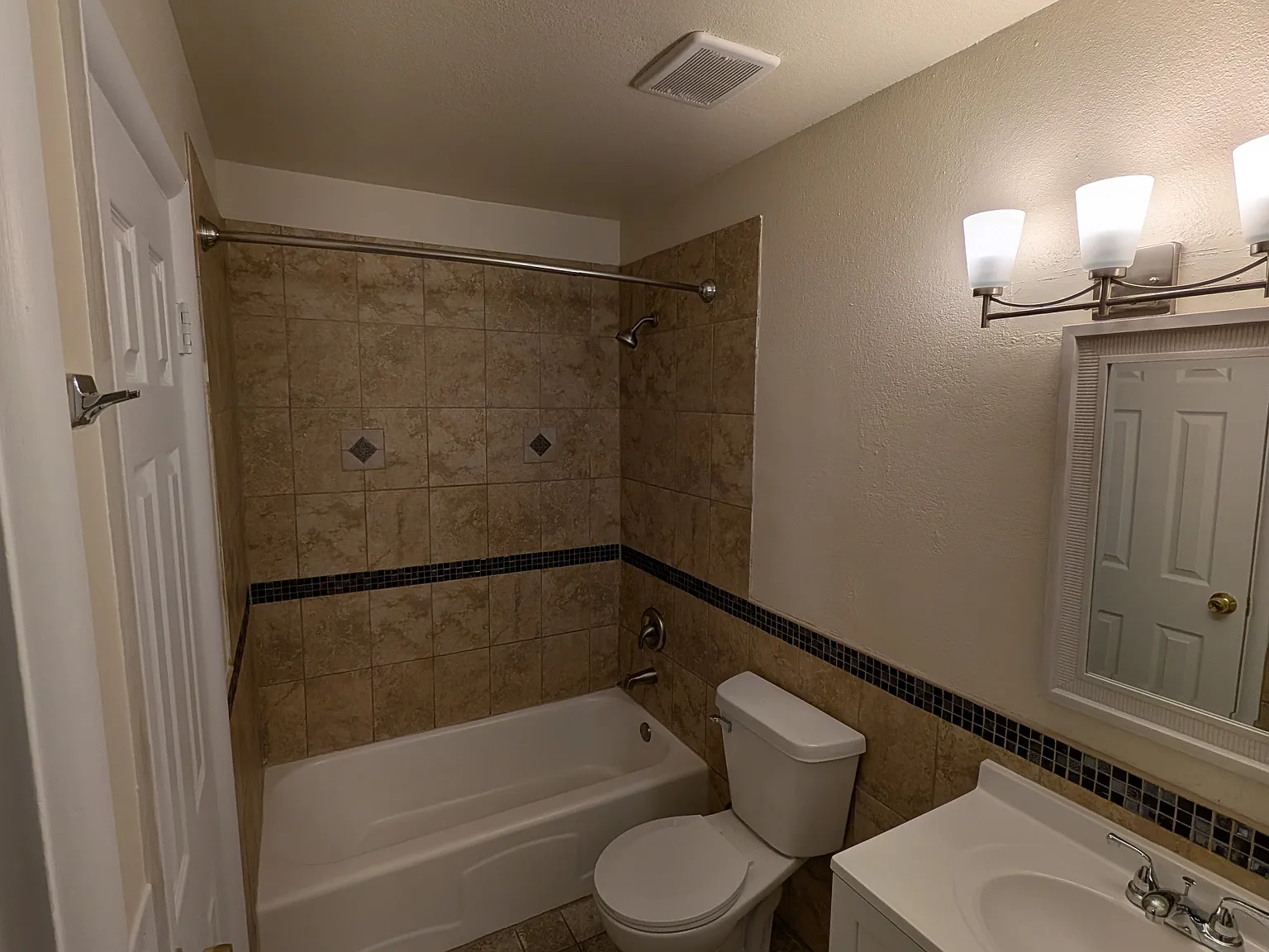 2 bed, 1000 sqft, $1,200 — Photo 4