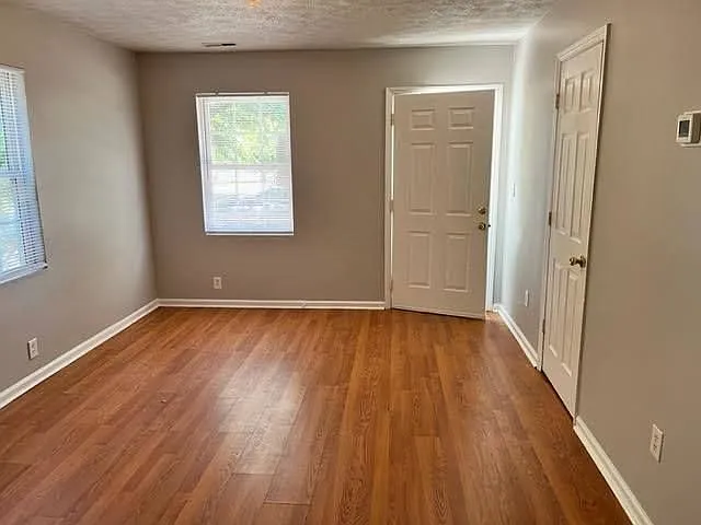 2 bed, 1.0 bath, 700 sqft, $895 — Photo 3