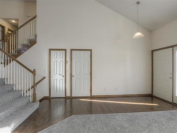4th image of 609 NE Cumberland Dr