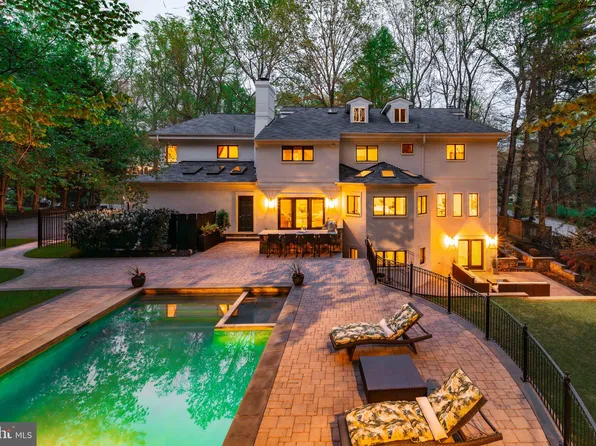 9200 Hollyoak Dr, Bethesda, MD 20817