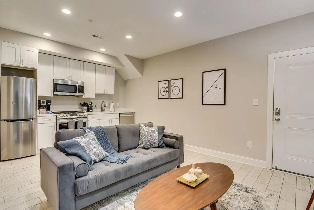 1013 E St SE — Photo 3