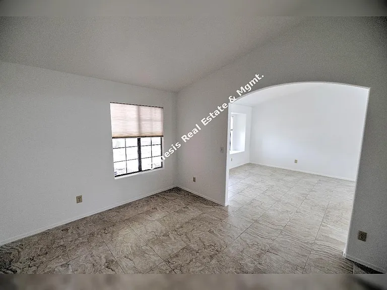 10019 N Roxbury Dr — Photo 13