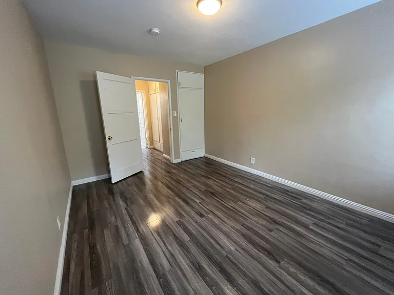 14121 Sylvan St — Photo 7