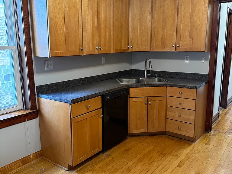 1632 W Nelson St #2 — Photo 4