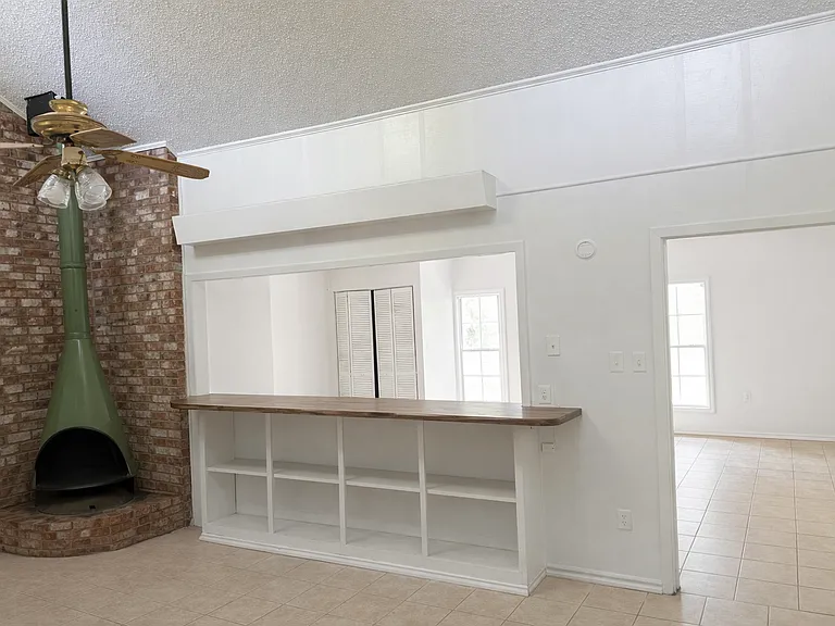 251 Washington Dr — Photo 2