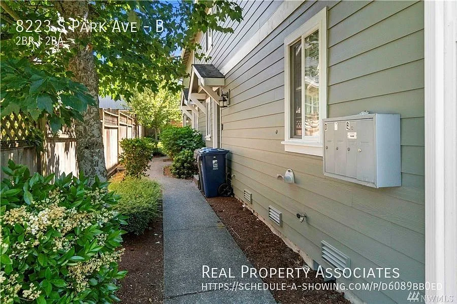 Spacious Renovated Two Bedroom Townhouse in Tacoma near JBLM — Photo 3