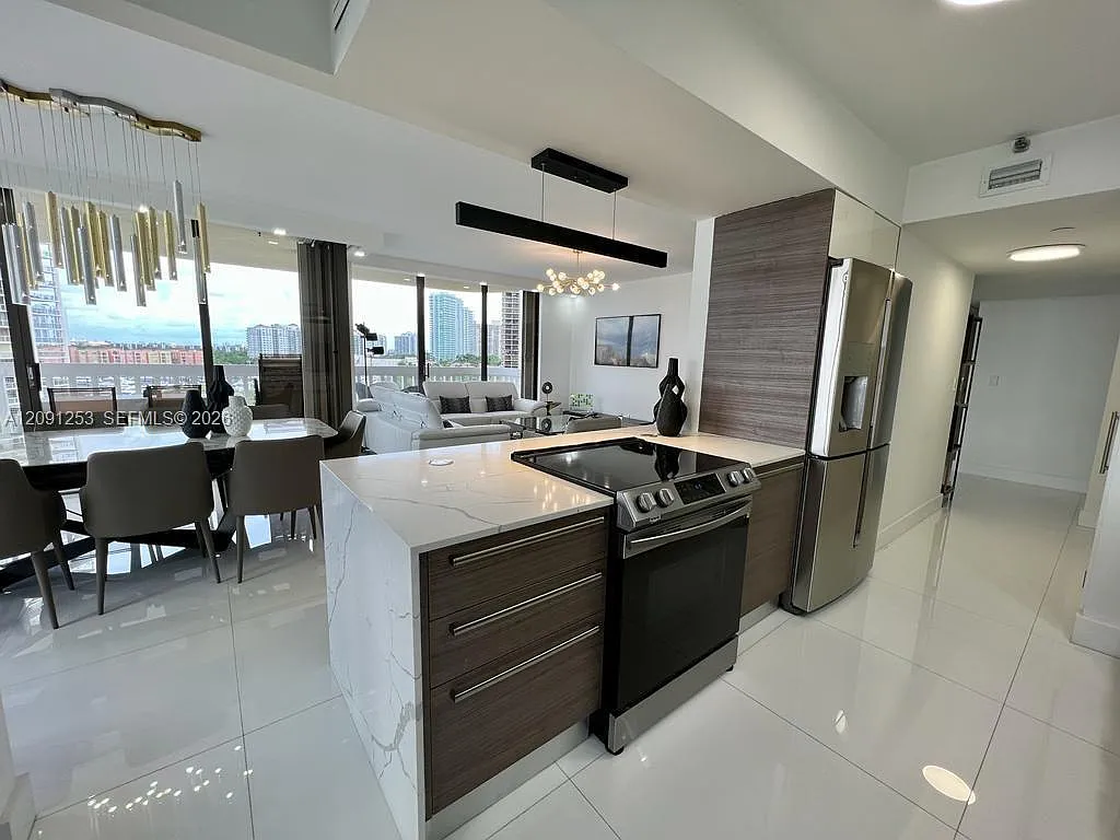 Turnberry Towers Condo — Photo 4