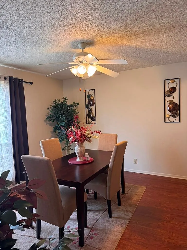 3 bed, 2.0 bath, 2100 sqft, $1,600 — Photo 2