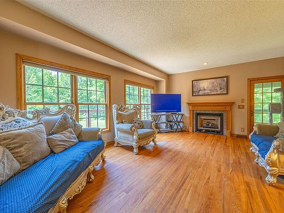 4th image of W8259 Summit Avenue