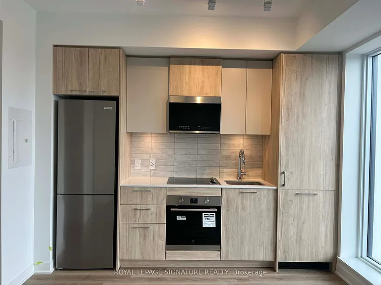 10 Oak St #1810 — Photo 3