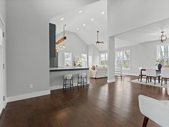 3rd image of 984 Hiram Ave