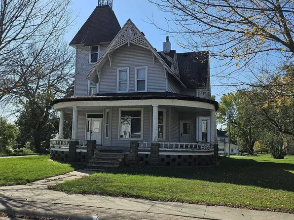 110 E Mission St, Strawberry Point, IA 52076