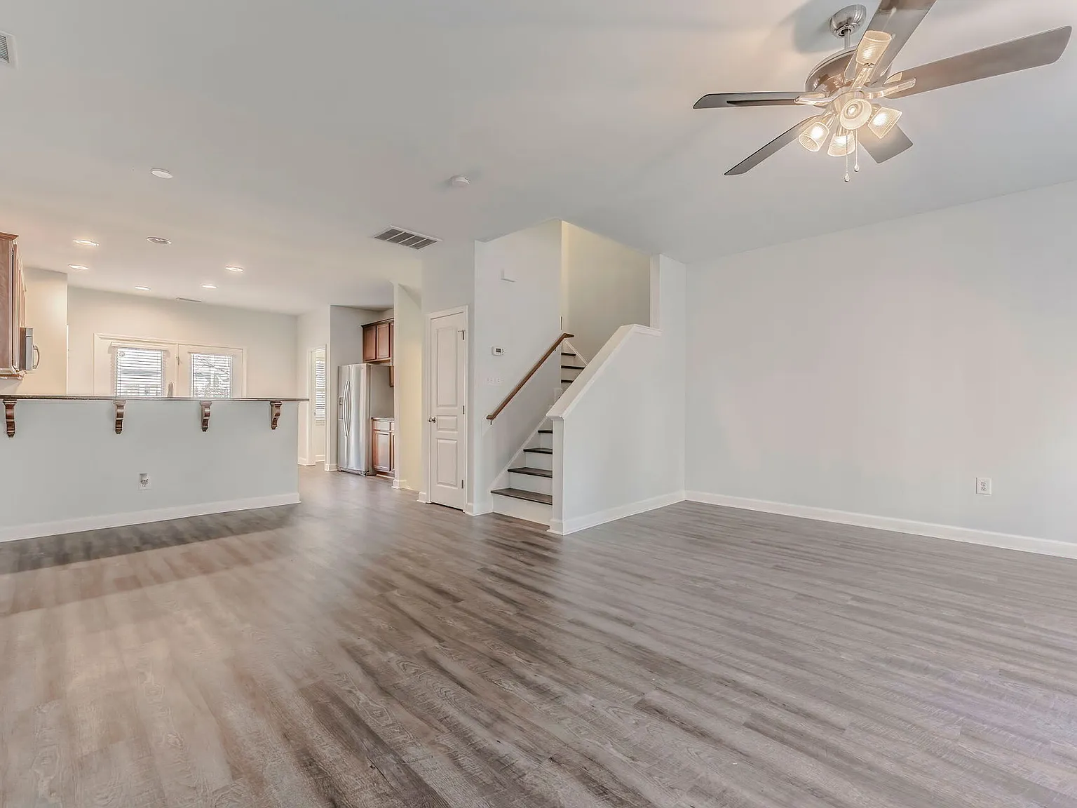 3 bed, 3.5 bath, 2068 sqft, $2,300 — Photo 2