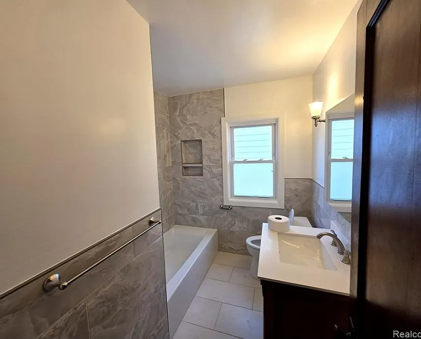 4 bed, 2418 sqft, $1,800 — Photo 4