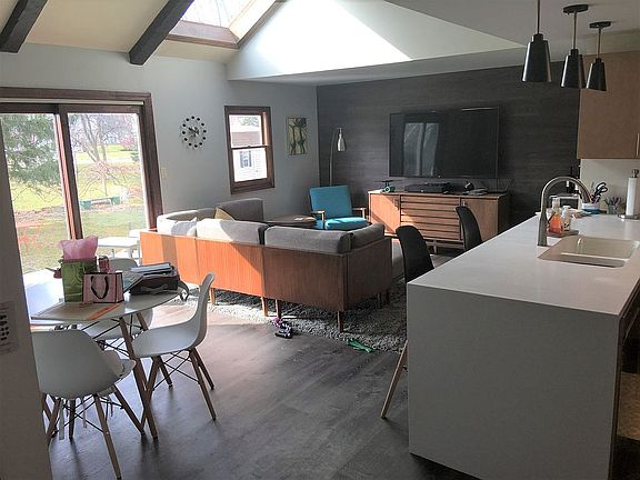 5th image of 19 Oakbrook Dr