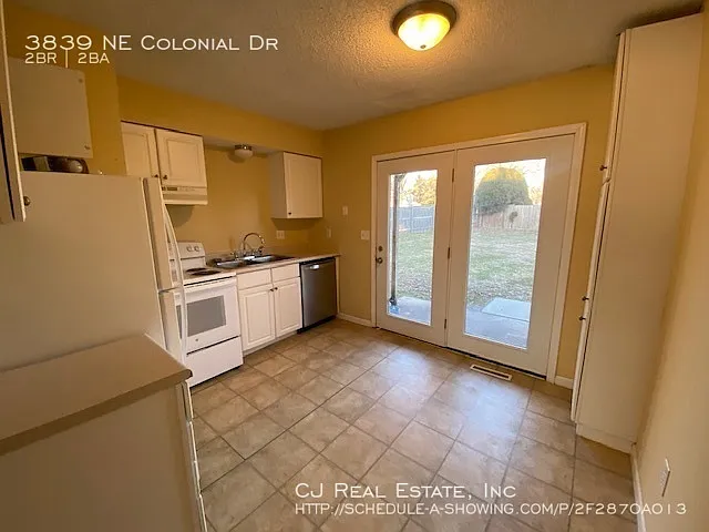 3839 NE Colonial Dr — Photo 3
