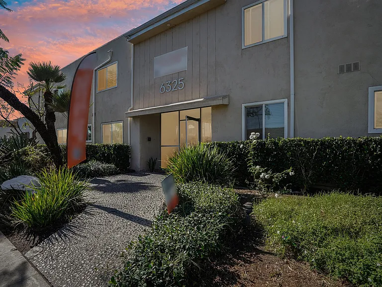 Pet Friendly Apartment Complex in South LA - Gated Parking, Laundry In-Units, Manager On-Site — Photo 12