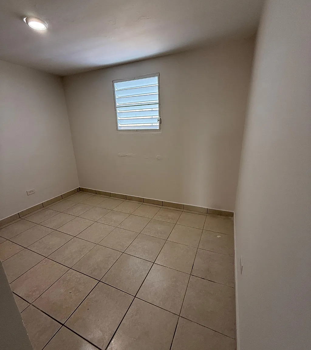 2 bed, 1.0 bath, 927 sqft, $1,000 — Photo 3