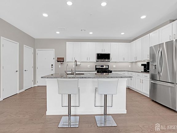 2nd image of 131 Lorhan Dr #131