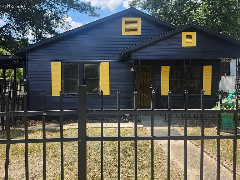 1880 72nd Ave — Photo 1