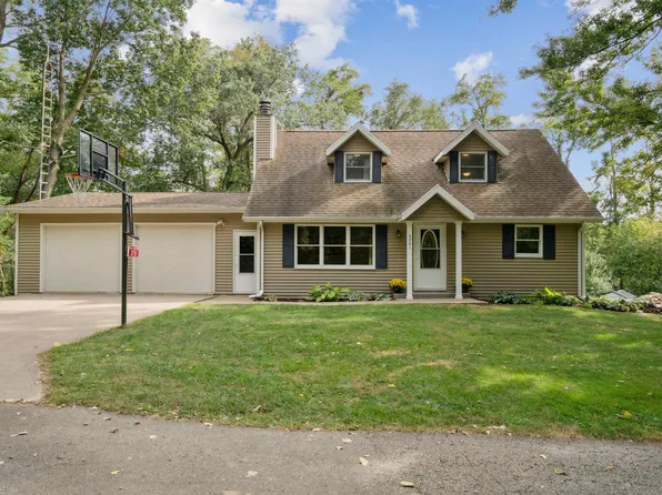 3751 Woodland Ln, Hazel Green, WI 53811
