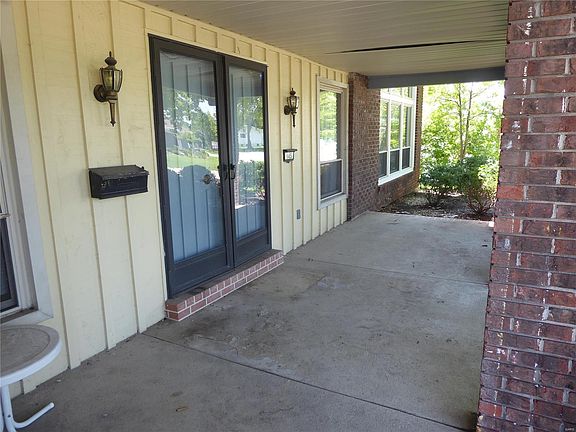 3rd image of 645 Coachway Ln